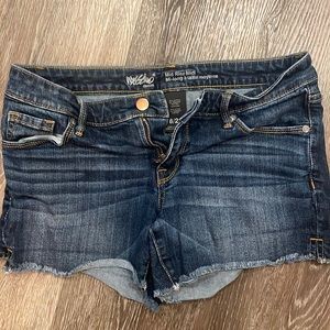 Mossimo midrise jean shorts size 6/28